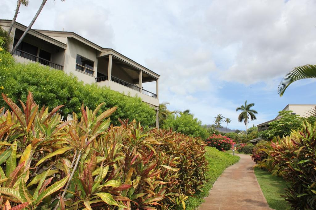 Pathways of green lead you through the complex at Wailea Ekolu Village