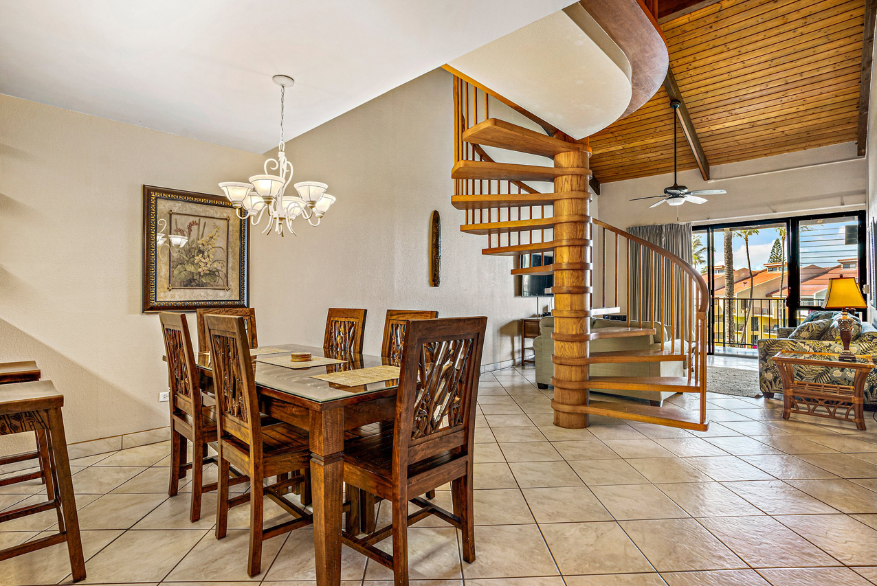 Grand spiral oak staircase: 