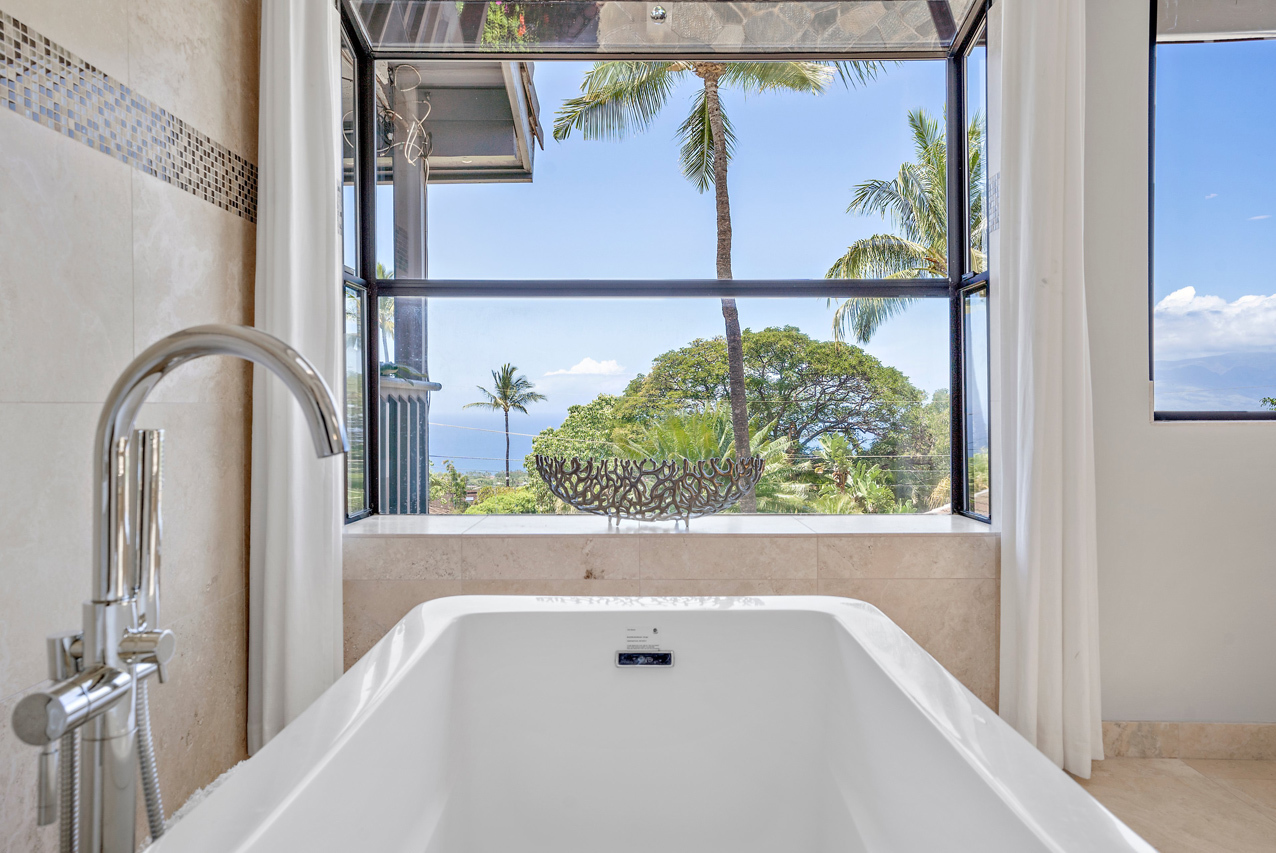 Tub with ocean view: 