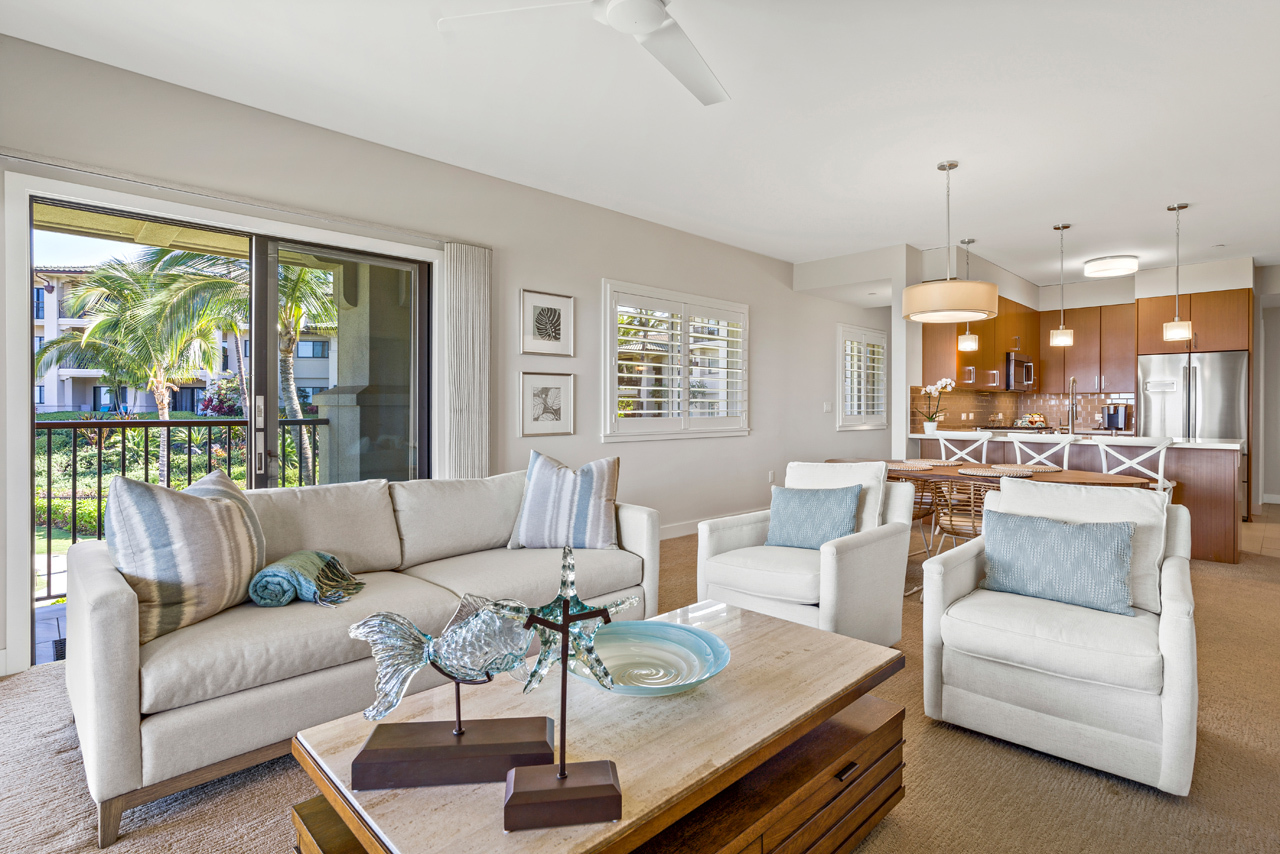 Bright & Spacious Living Room: 