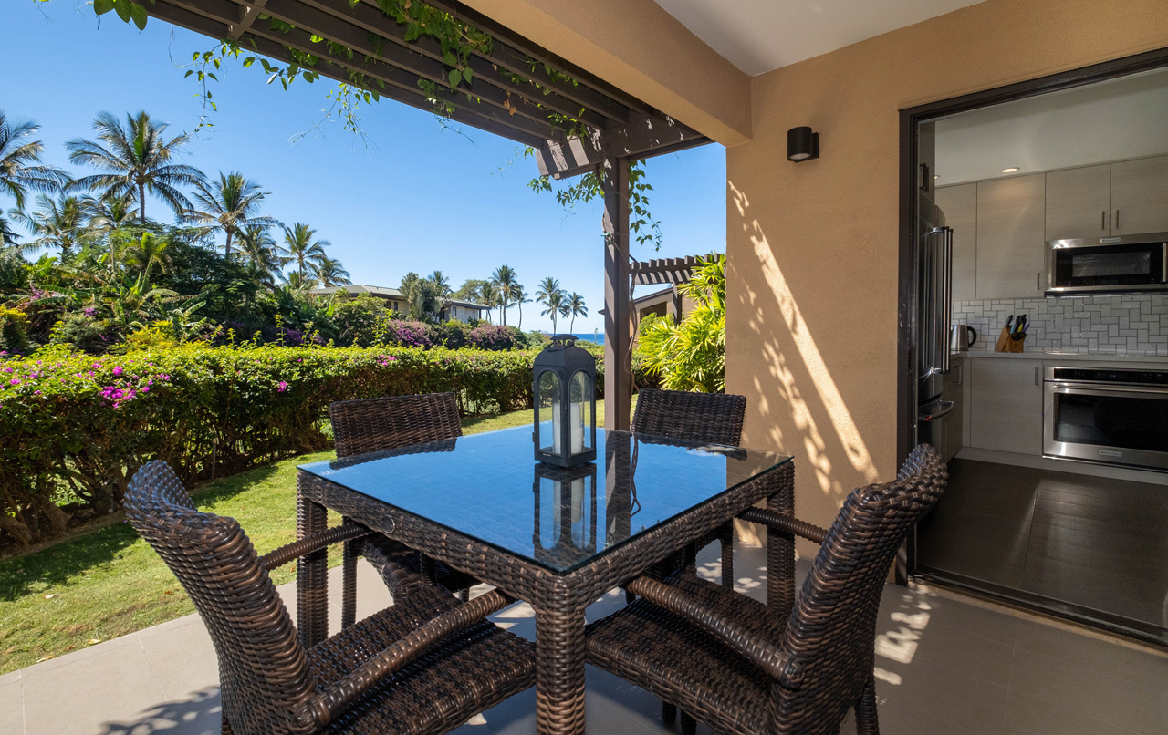 Large covered lanai: 