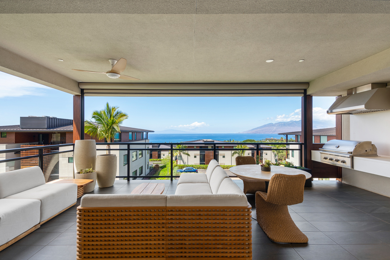 Large covered lanai: 